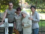 Cmentarz wojenny w Budach Starych, 20 wrze�nia 2009. Regina Gaw�owicz z rodzin� podczas drugiej wizyty na grobie ojca.